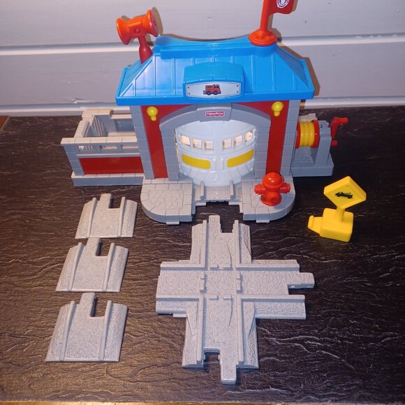 2003 Fisher Price GeoTrax Rail & Road System Fast Response Rescue Train Playset - Picture 5 of 7